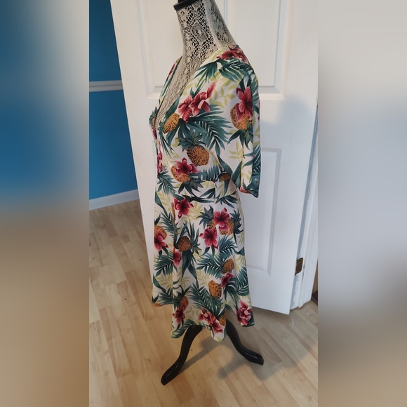 Tropical Symphony Dress with flowers and pineapples - Picture 3 of 7